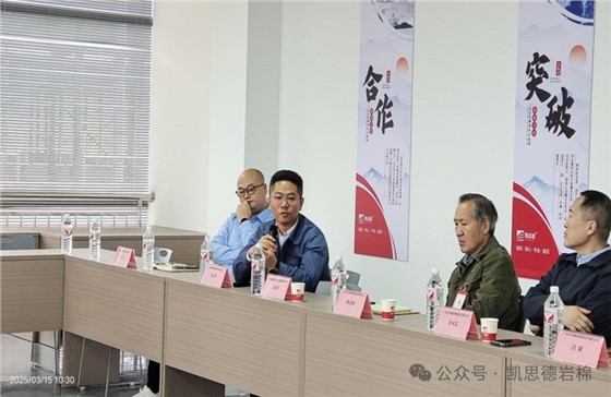 董事长向各级领导介绍岩棉产品