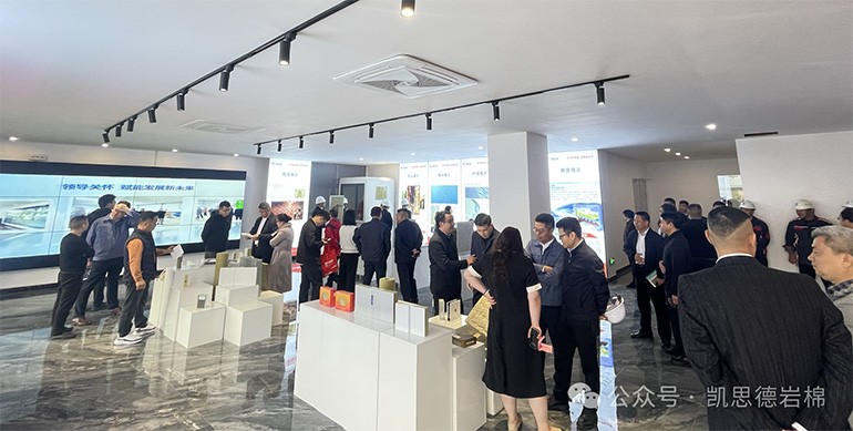 董事长陪同韶关副市长等人参观生产线